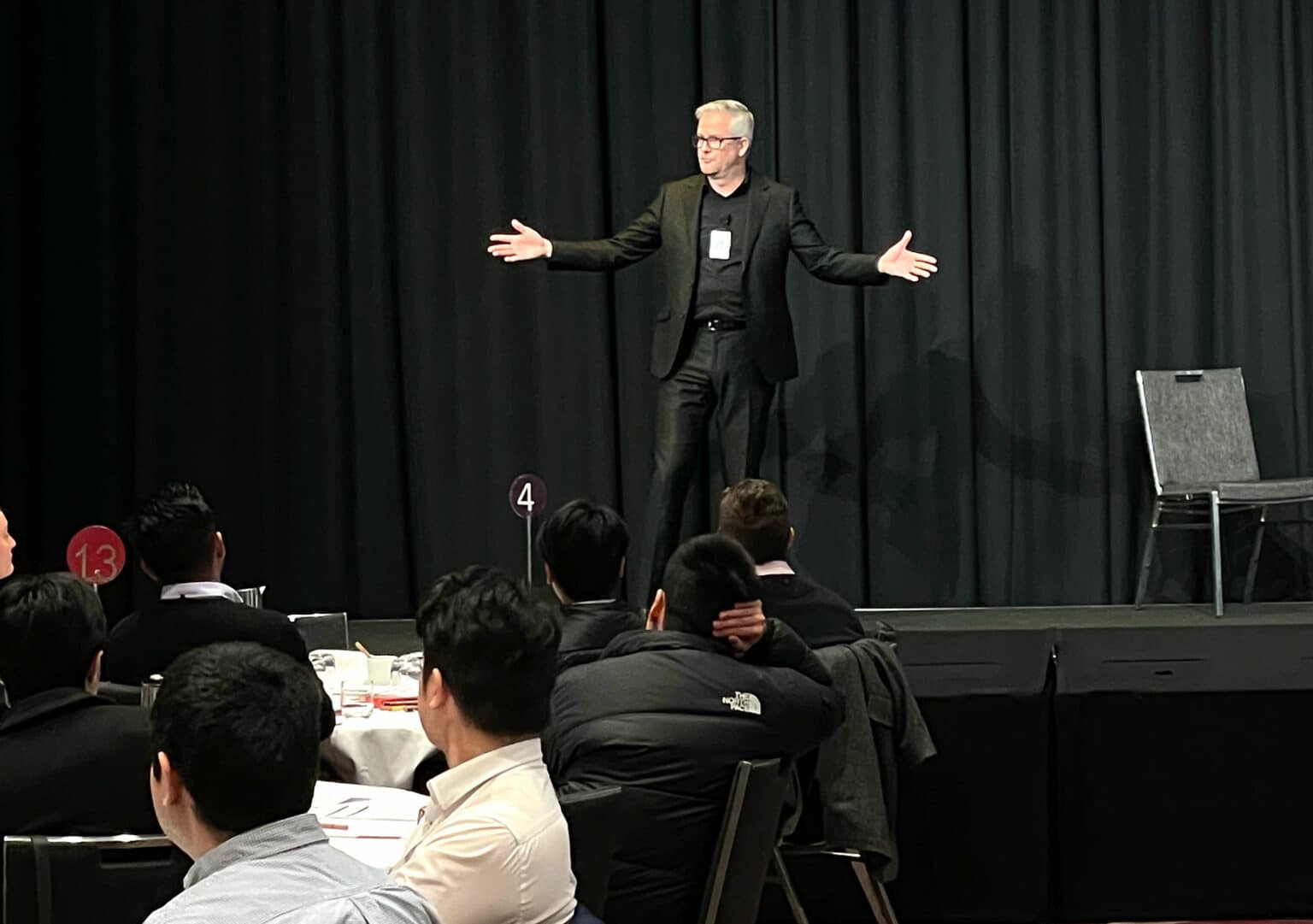Paul-Bindig_Facilitator_On-Stage-Presenting